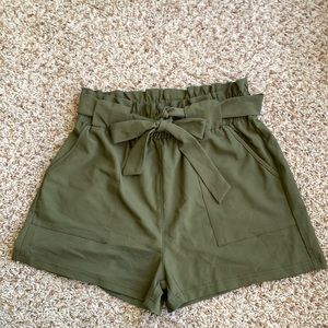 🍂 NWOT Olive green paper bag shorts